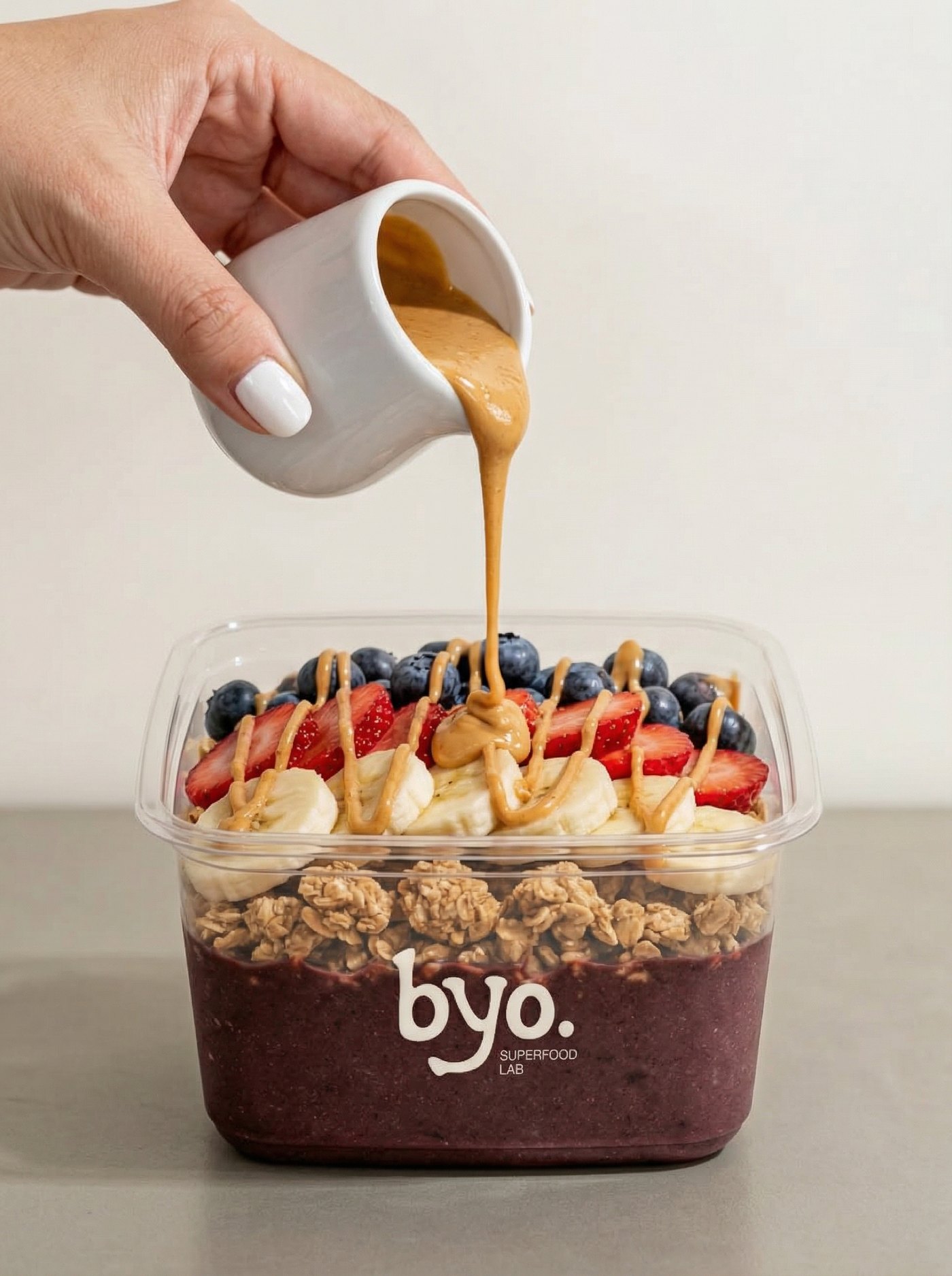 Byo — açaí bowl con dressing de peanut butter