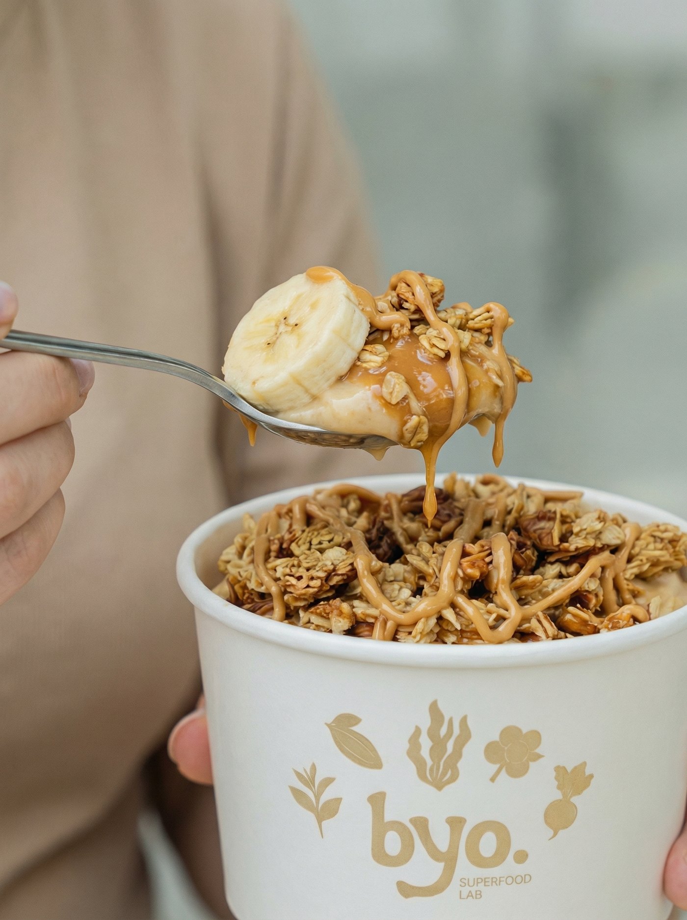 Byo — hot bowl con granola y peanut butter