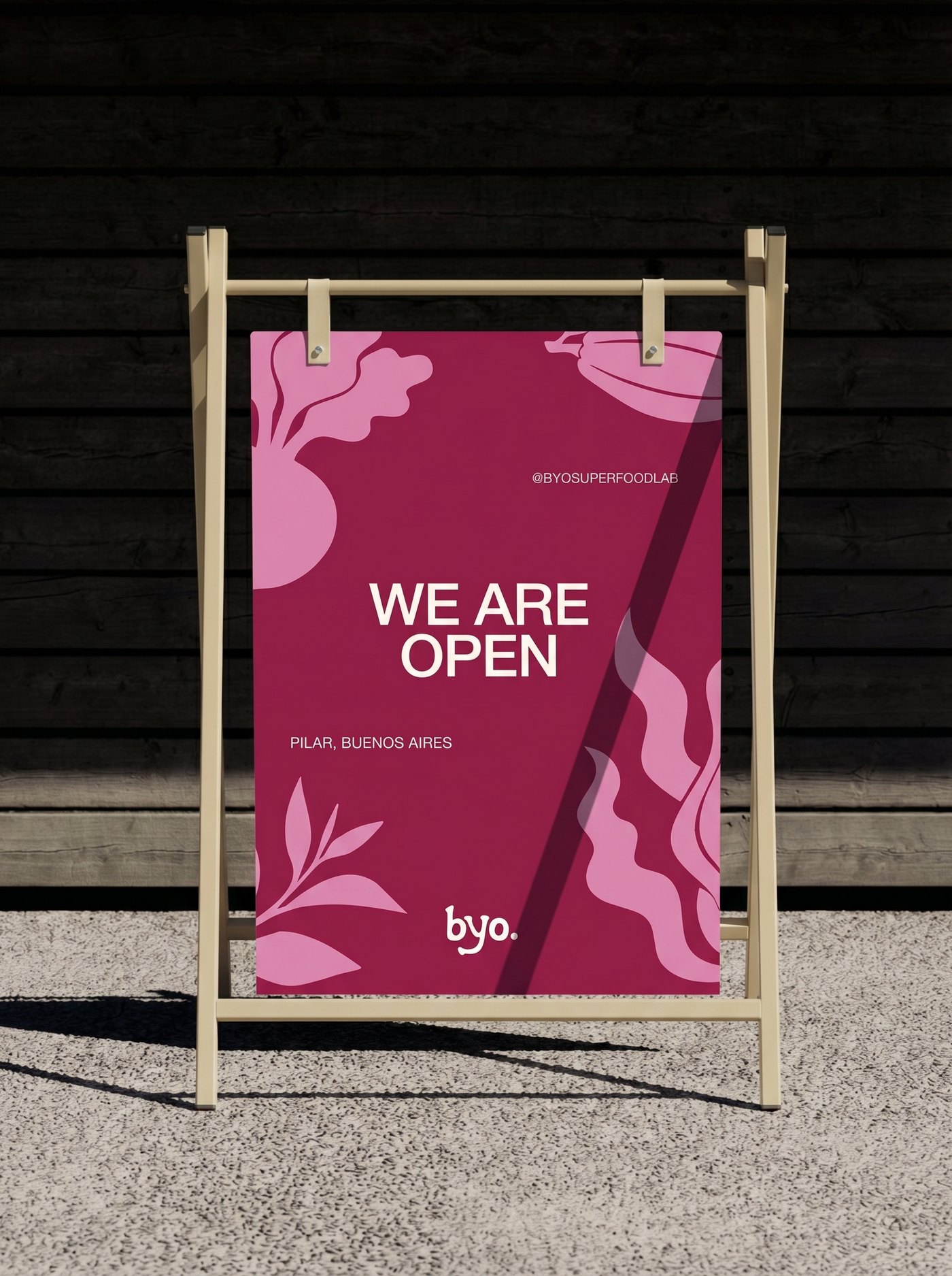 Byo — cartel "We Are Open" en Pilar